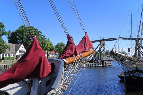 Großsegler vor der Klappbrücke